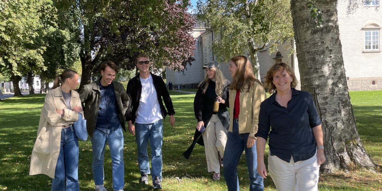 Ellen Husaas sammen med studenter fra NMBU på befaring i Fredrikstad.
